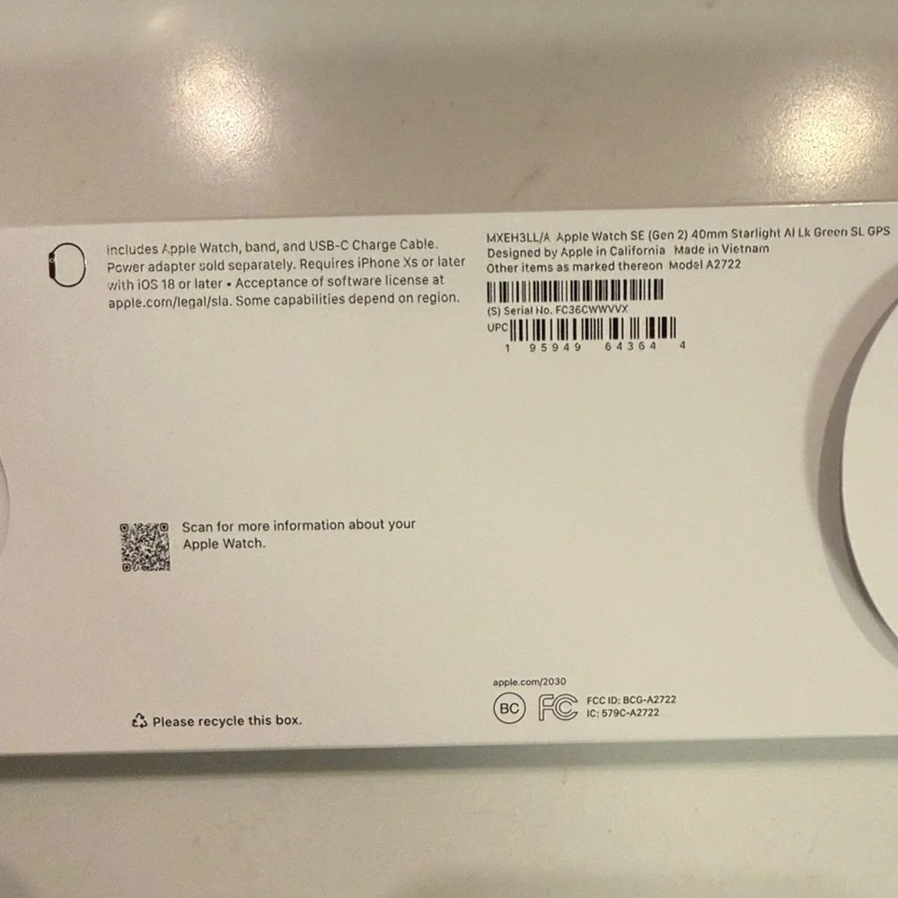 SE (2nd gen) 40mm (GPS) starlight Apple Smartwatch with Black and Silver Accents - Picture 4 of 5
